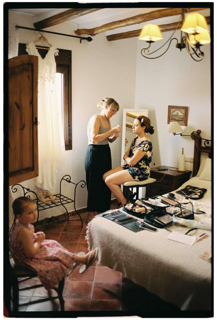 Braut macht sich bei natürlichem Licht im Cortijo La Presa fertig, aufgenommen auf 35mm Film