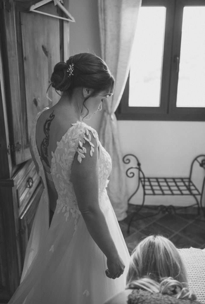Braut am Fenster in ihrem Hochzeitskleid, Hochzeit auf dem Land in Andalusien