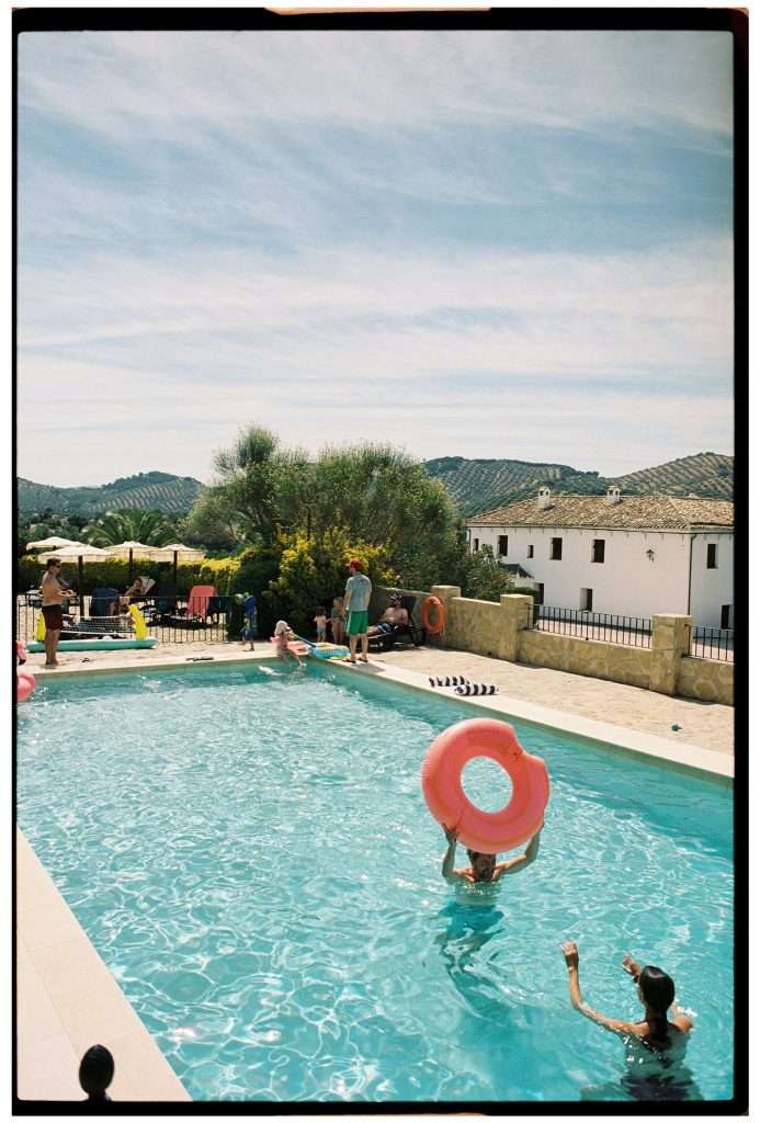 Weiß getünchtes andalusisches Bauernhaus auf der Hochzeitslocation Cortijo La Presa, aufgenommen auf 35mm Film