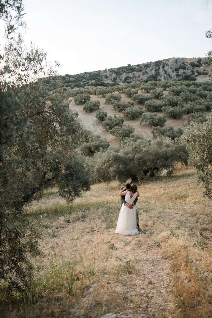 Paarporträt zwischen Olivenhainen bei Córdoba, am Morgen nach ihrer Hochzeit