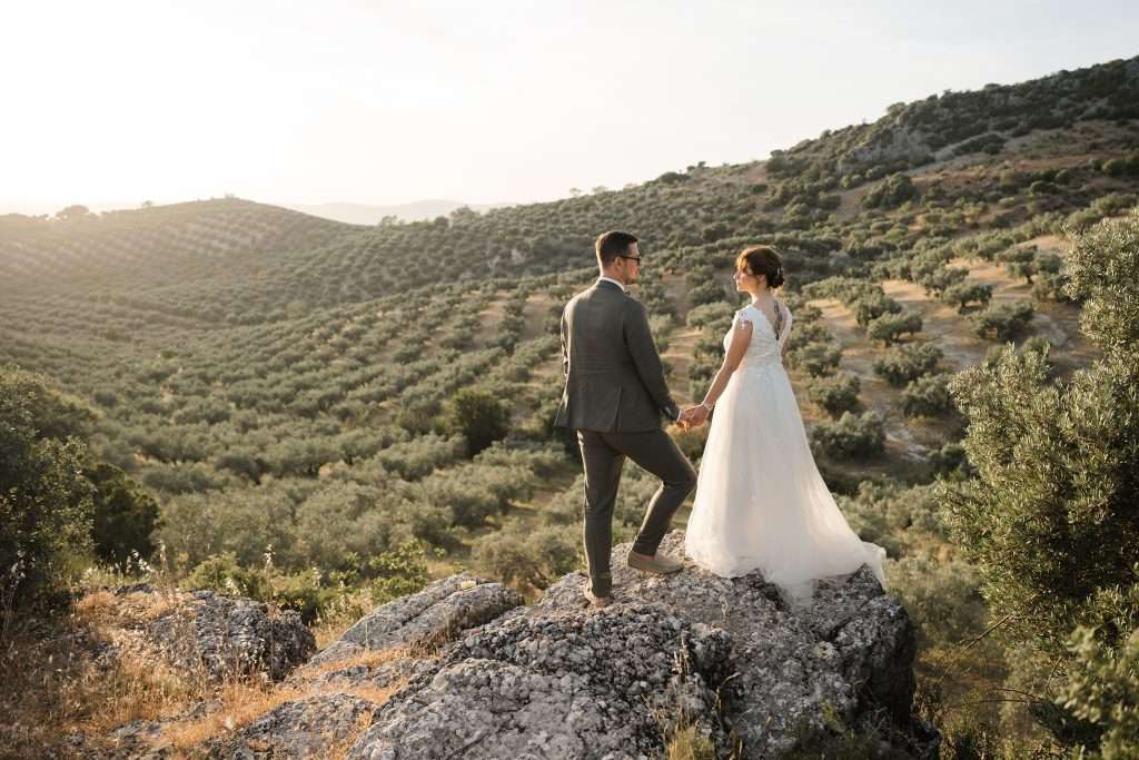 Porträtsession von Braut und Bräutigam in der andalusischen Landschaft am Tag nach ihrer Hochzeit