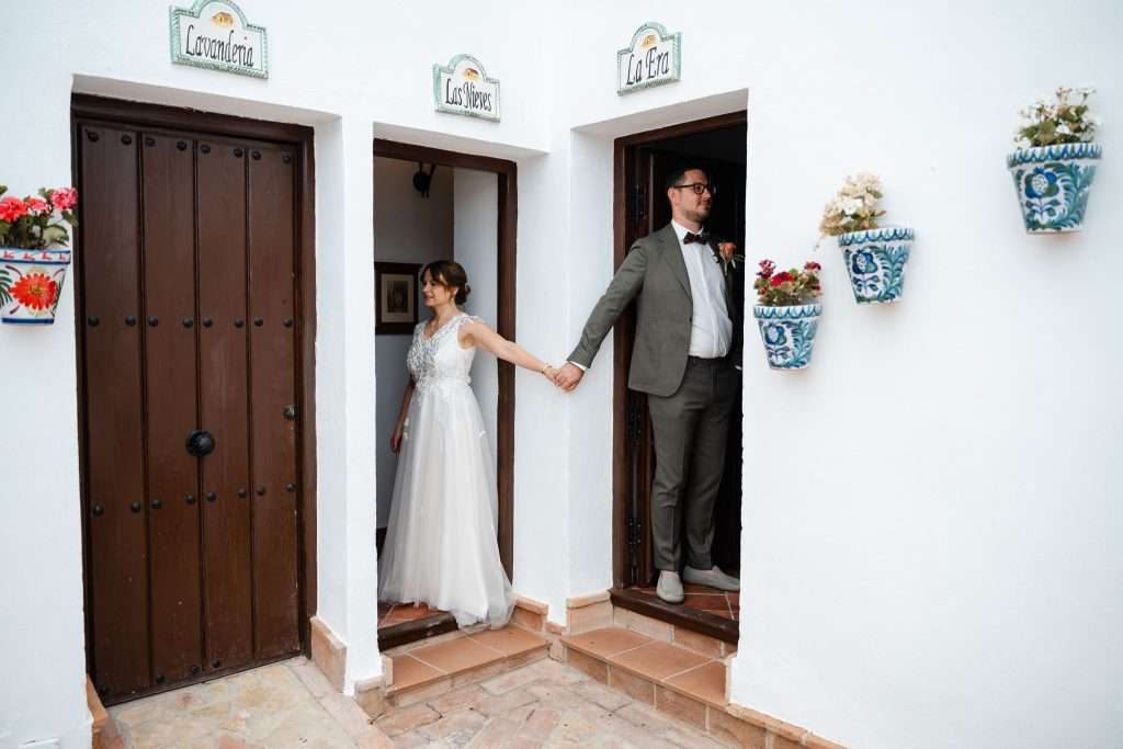 First Look von Braut und Bräutigam zwischen Olivenbäumen vor ihrer Hochzeitszeremonie in Andalusien