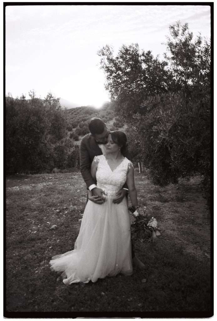 Paarporträt zur Goldenen Stunde in einem Olivenhain, Hochzeit im Cortijo La Presa, aufgenommen auf 35mm Film
