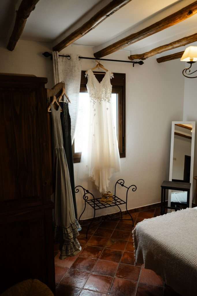 Brautkleid hängt in einem Schlafzimmer im Cortijo La Presa, Andalusien