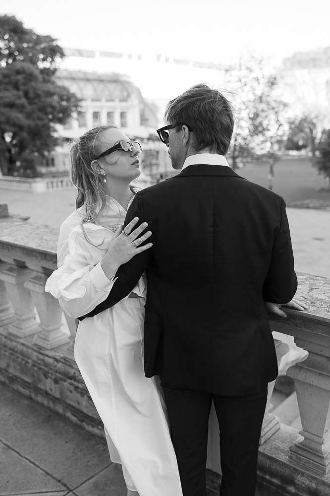 Couple leaning on a stone balustrade in Vienna, black and white editorial couple photography