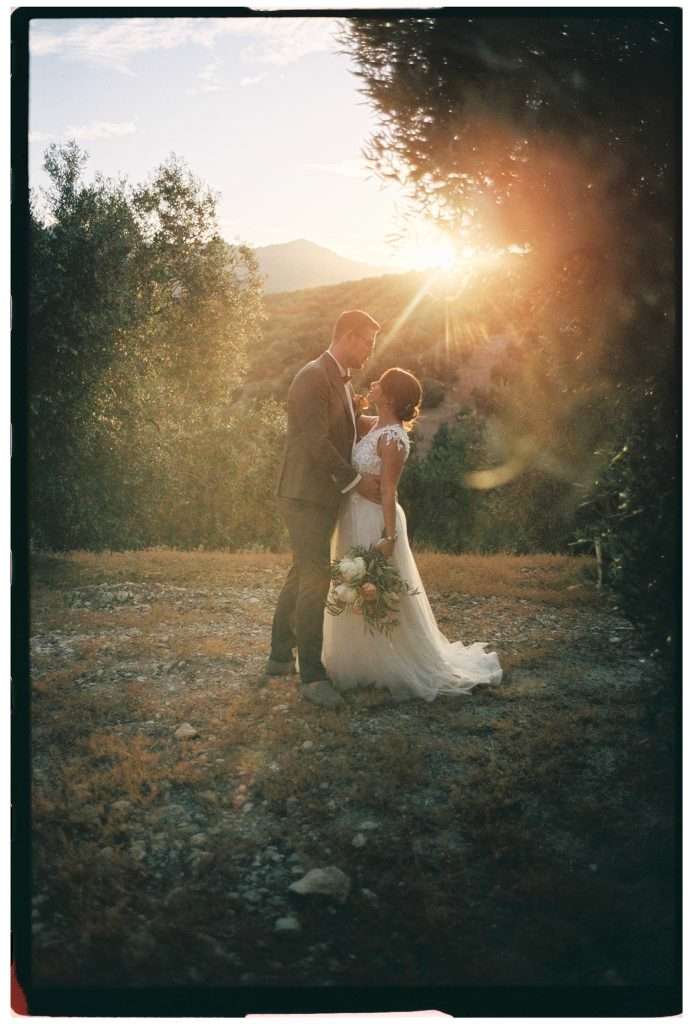 Braut und Bräutigam bei Sonnenuntergang in der andalusischen Landschaft, aufgenommen auf 35mm Film