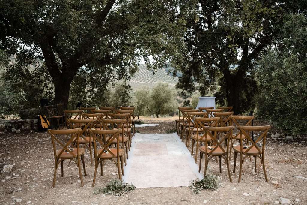 Aufbau der Hochzeitszeremonie im Freien zwischen Olivenbäumen im Cortijo La Presa
