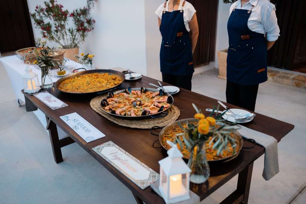 Hochzeitsessen im Freien mit Paella im Cortijo La Presa, Andalusien